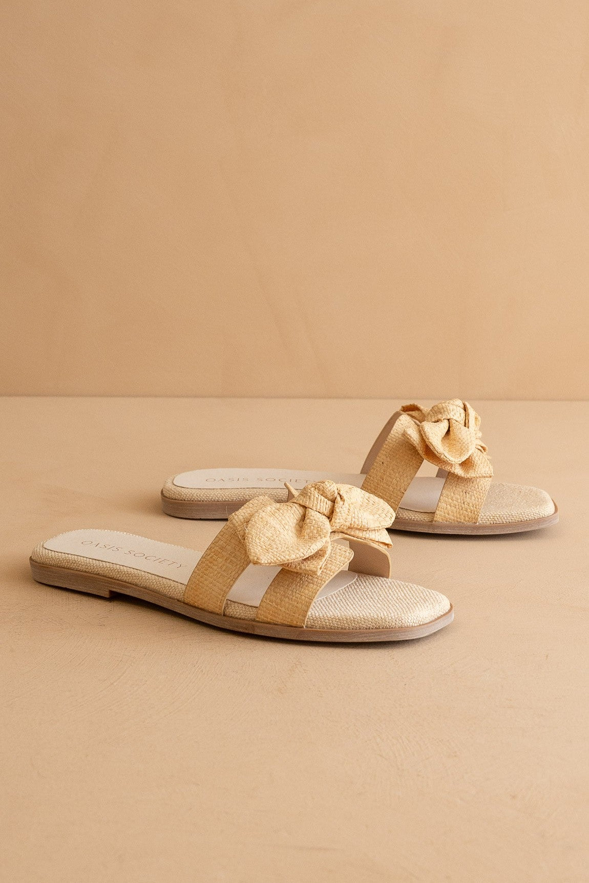 The Ginny Textured Bow Sandal - Natural - Elk + Elm